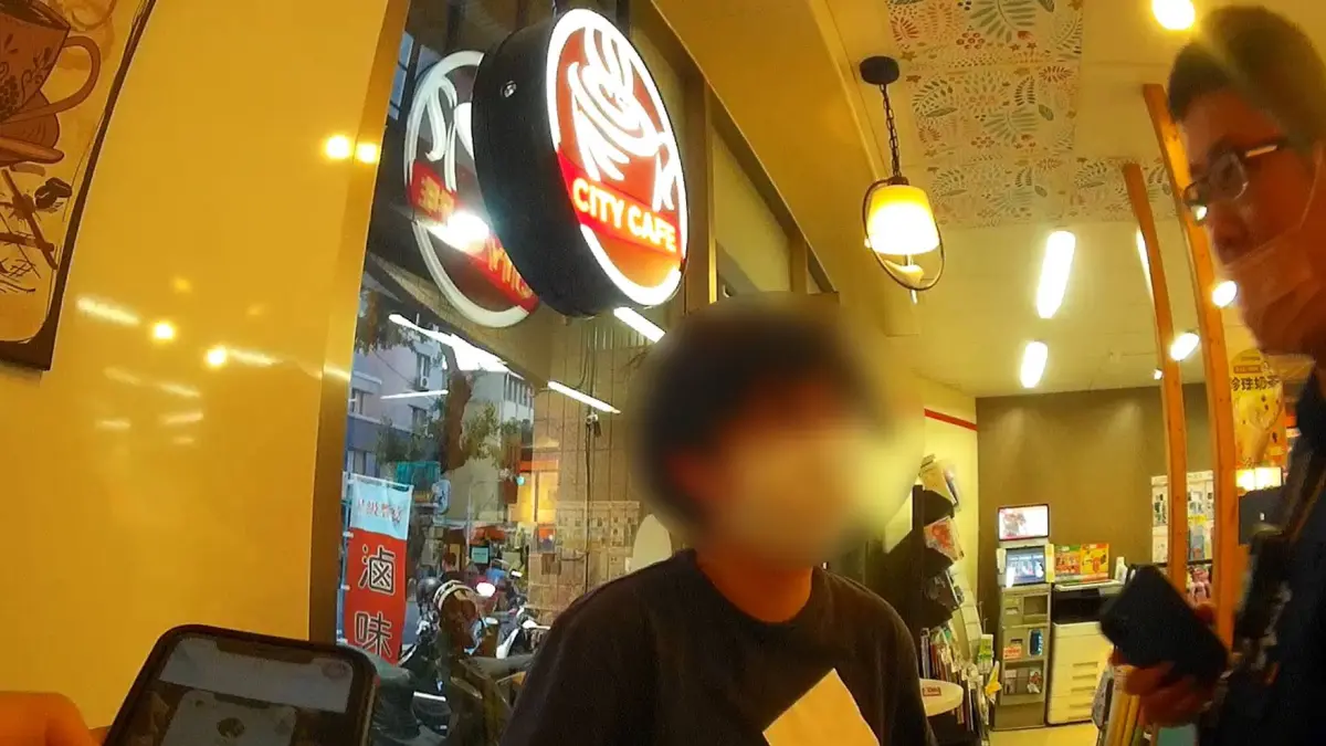 ▲高雄市１名顏姓女子在臉書找到充電線包裝的家庭代工，誤信對方顏女遂前往超商欲將名下3張金融卡寄出，所幸轄區警方到場當場點醒顏女，免於成為人頭戶。（圖／記者郭凱杰翻攝）