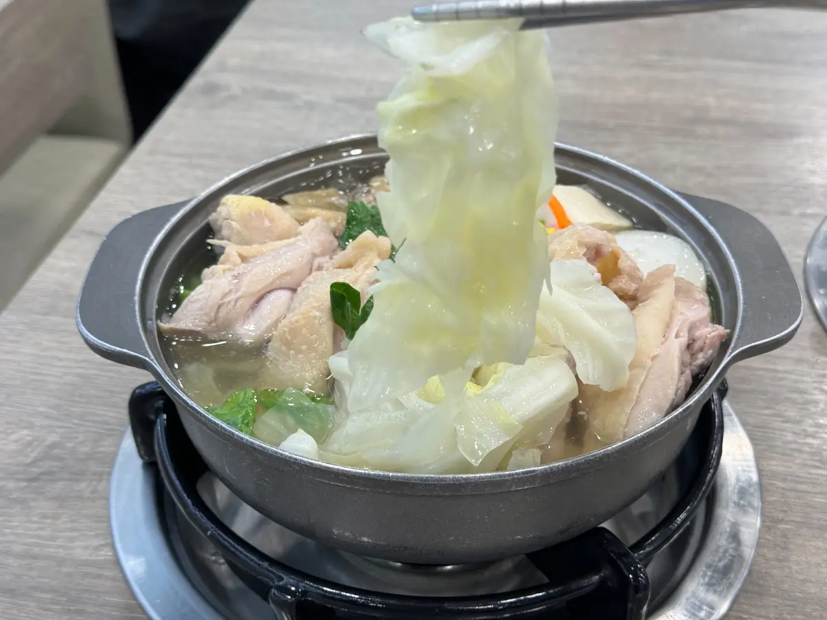 ▲天冷吃鍋，糖尿病患者儘量建議選擇清湯類的鍋底(圖／醫院提供2023.12.14)