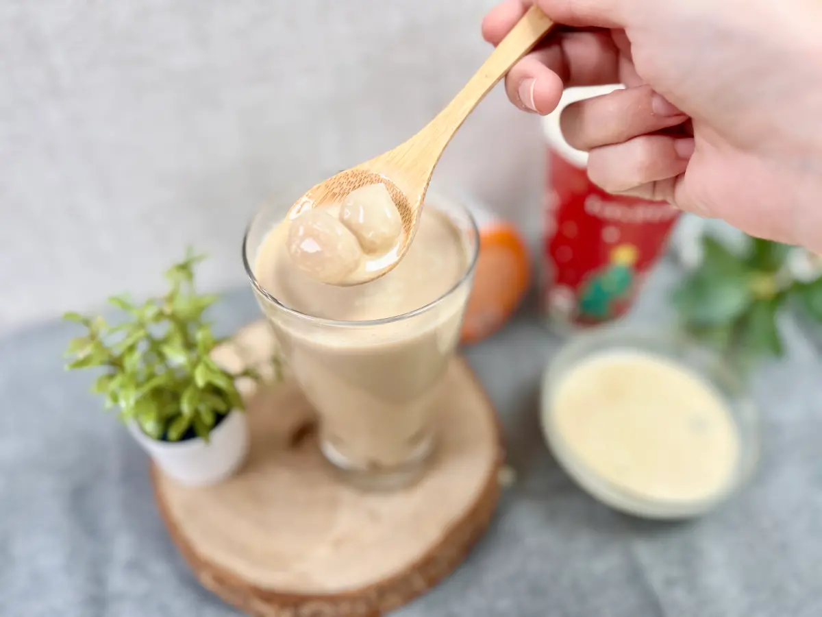 ▲下週寒流強襲，低溫挑戰10度以下，全家推出新熱飲「花生圓圓拿鐵」，拿鐵加入獨家花生小湯圓，會員嘗鮮價69元，並且還有兩款泡麵限時買1送1。（圖／全家提供）