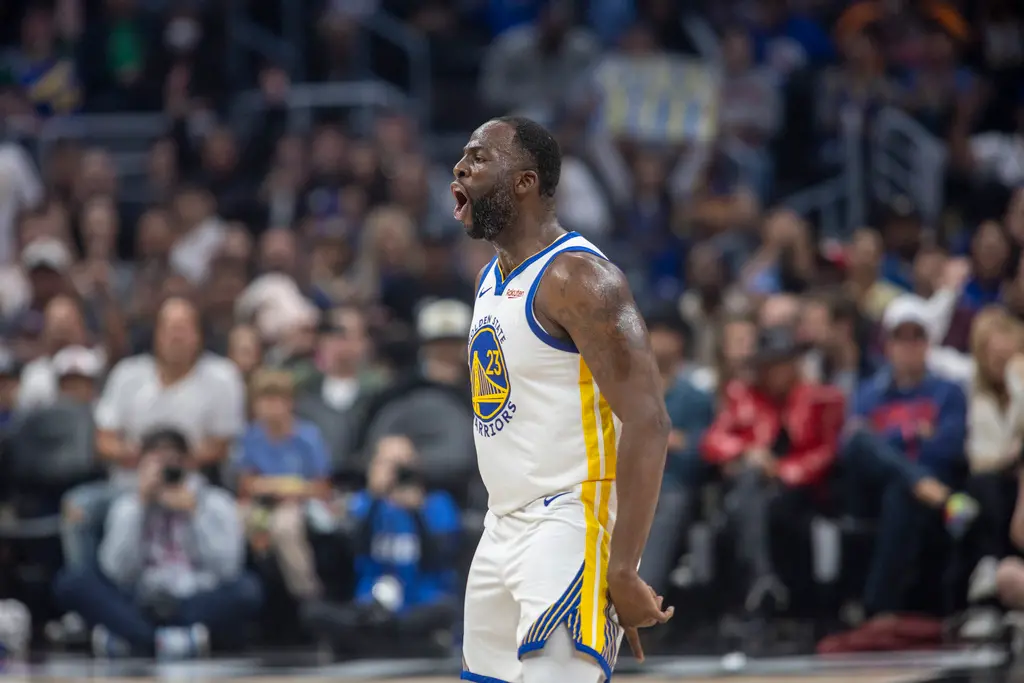 ▲Draymond Greeny在昨（13日）對陣太陽的比賽再次出現危險動作，直接揮拳放倒太陽中鋒Jusuf Nurkic，聯盟官方也在今（14日）祭出「無限期禁賽處分」，並表示「這次的處分，是在考慮過往Green屢屢在場上犯下不符合體育道德的行為。」（圖／美聯社／達志影像）