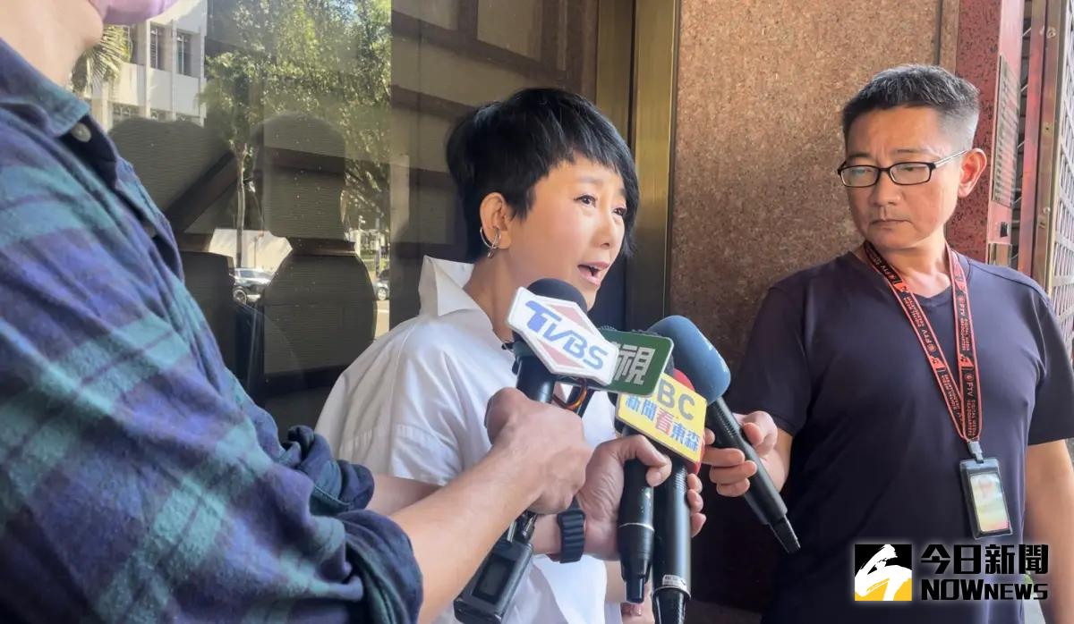 ▲周思潔向北院遞狀，跟小蟲求償1000萬元違約金（圖／記者潘千詩攝，2023.12.14）