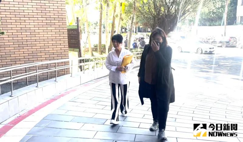 ▲周思潔向北院遞狀,跟小蟲求償1000萬元違約金(圖/記者潘千詩攝,2023.12.14)