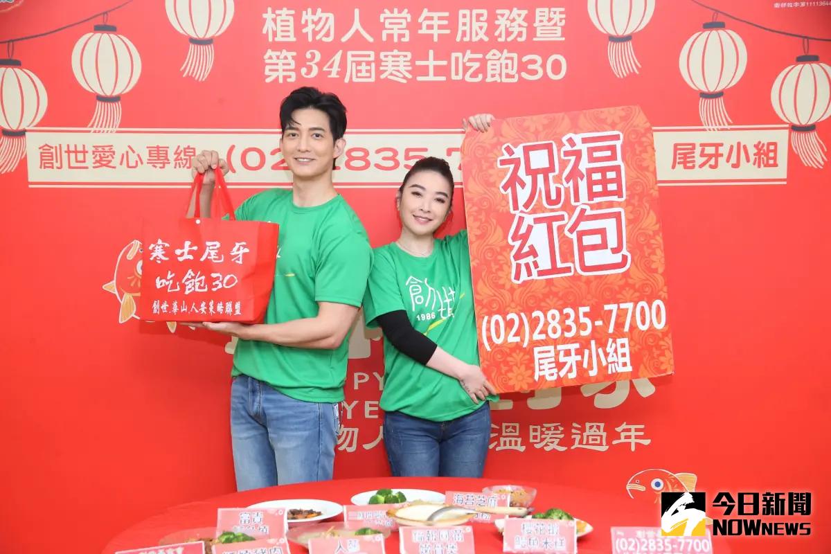 ▲許維恩（右）照顧失智媽媽8年，相信奇蹟會發生。（圖／記者吳翊緁攝）