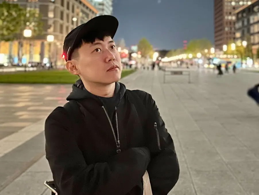 ▲網紅Cheap因《帝王條款》掀起輿論，遭各界撻伐，今（20日）上午，Cheap現身士林地檢署，表示要對網友提告，稍早Cheap表示一切都是「一場誤會」，強調已與網友無條件和解。（圖／取自Cheap臉書）