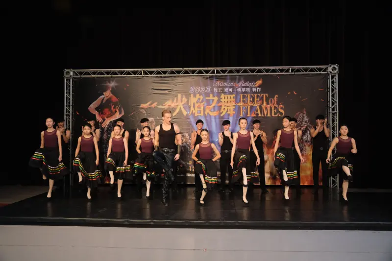▲《火焰之舞》今日在竹北高中舉辦宣傳記者會，由《火焰之舞》團隊現場帶來一小段震撼力十足的表演，並與竹北高中舞蹈班學生交流互動。（圖／新竹縣政府提供）