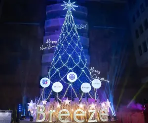 ▲微風台北車站今年打造聖誕樹，高度達23米，是室內最高聖誕樹，以浪漫時尚的銀白色作為主體色系。（圖／微風百貨提供）
