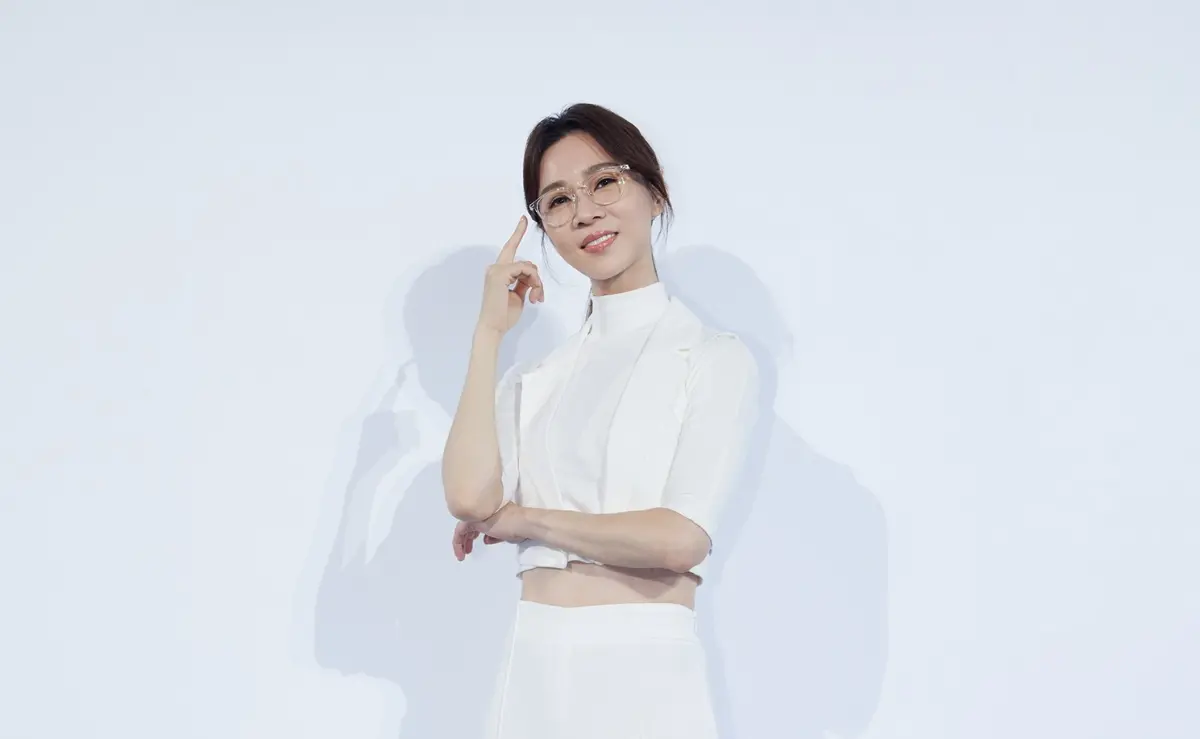 ▲謝盈萱拍《人選之人—造浪者》看到王淨劇本字體太小，瞬間意識到自己有老花眼。（圖／蔡司提供）