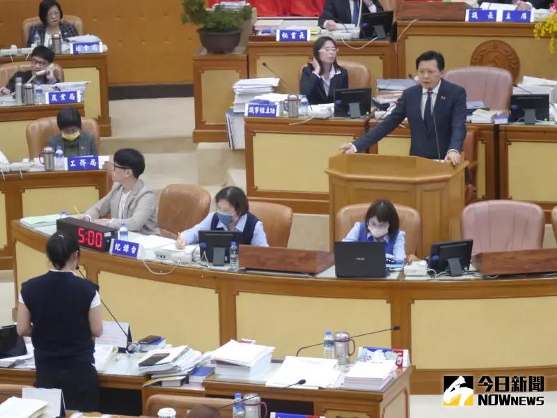 ▲對於議會通過附帶決議希望約束市府施政品質，新北市副市長朱惕之回應，市府一定是依照相關的規定辦理。（圖 ／記者吳嘉億攝，2023.12.14）