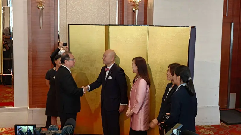 ▲片山和之與夫人與國民黨國際部主任黃介正寒暄。（圖／記者邱新博攝，2023.12.14）