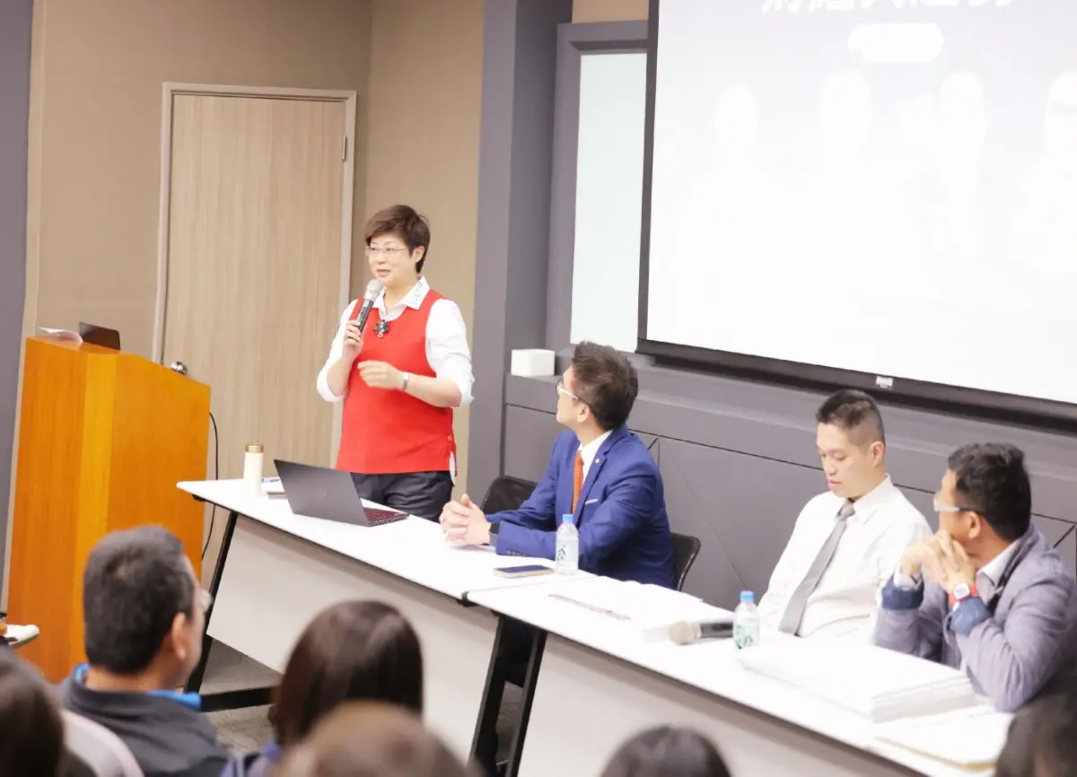 ▲林志潔舉辦「2024陪你抓住財經大趨勢」講座，由財經專家徐嶔煌擔任主持人，並邀請美股投資專家JOE、知名財經媒體「商益」創辦人李柏鋒，與在場和線上觀眾分享2024年國際經濟局勢。（圖／林志潔辦公室提供）