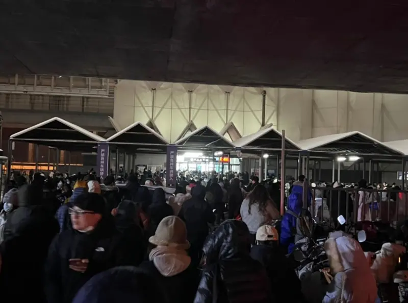 ▲北京地鐵昌平線14日晚間傳出車廂中斷事故，許多乘客在救難人員的疏散下前往西二旗站，該車站已經臨時關閉。（圖／翻攝自X「李老師不是你老師」）