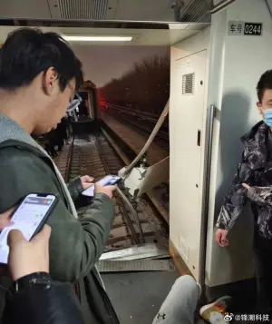 ▲北京地鐵昌平線14日晚間傳出事故，根據現場民眾拍攝影片顯示，列車從中間斷開成兩截。（圖／翻攝自微博）