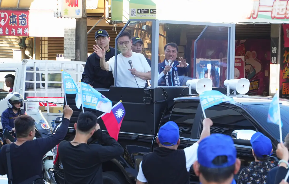 ▲趙少康陪同涂權吉掃街拜票，盛讚他有「戰鬥藍」的無畏精神。（圖／國民黨桃園市黨部提供）