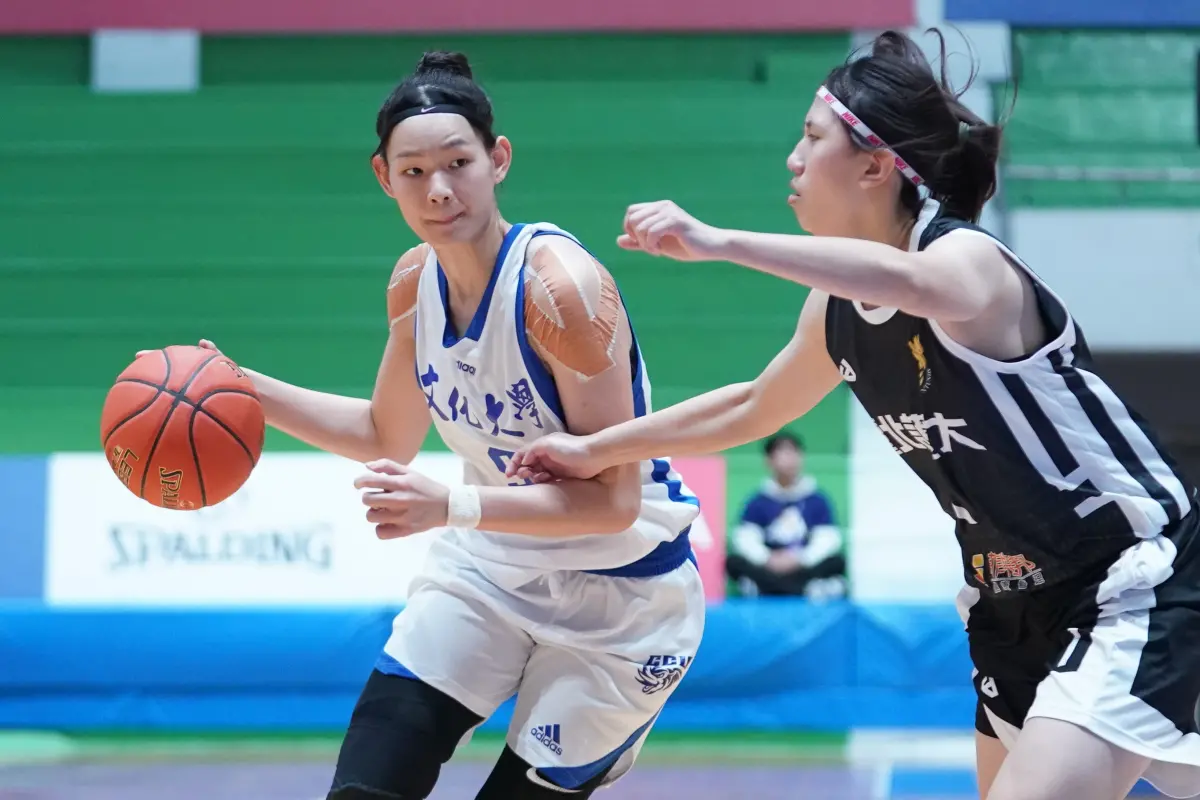 ▲文化郭虹廷（左）單場50分，成為102學年有攻守系統後女一級單場得分紀錄保持人。（圖／大專體總提供）