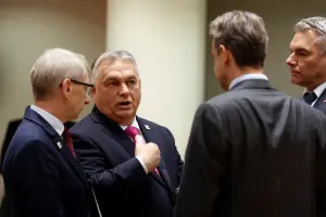 ▲立場親俄的匈牙利總理奧班（圖左2）依然不同意讓烏克蘭入盟，但選擇於表決時暫時離開。（圖／美聯社／達志影像）