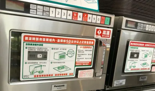 ▲超商販售許多種類的微波食品，購買之後常常會需要用店內的微波爐進行加熱。（圖/記者張志浩攝）