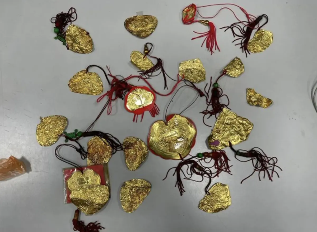 ▲上（11）月底，新北土城明德路、延吉街有2間中藥行，接連遭不明人士偷走神像金牌，其中1間店的吳姓闆娘直到昨（13）日擦拭神像時，才發現金牌不翼而飛；經過警方調查，鎖定為40歲的林姓通緝犯，發現他在偷完金牌後2天又再度犯案，已失風被逮鋃鐺入獄，警方當時查獲林嫌時，他已竊取18面金牌。（圖／翻攝畫面）