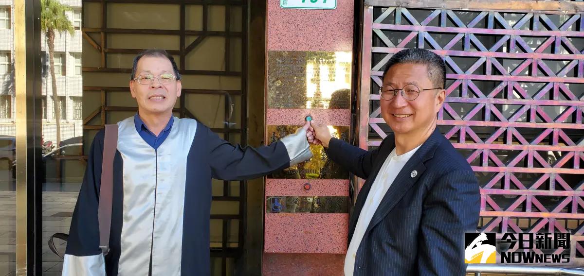 ▲前海軍顧問郭璽（右）在律師陪同下，向台北地檢署按鈴對國民黨副總統候選人趙少康提告誹謗、意圖使人不當選（圖／讀者提供，2023.12.15）