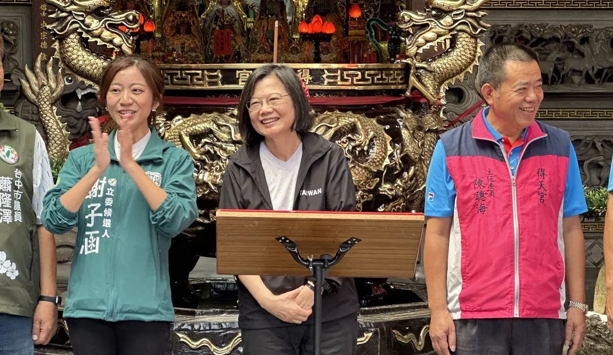 ▲總統蔡英文認了當年幫蕭美琴助選時「涉世未深」、2008年接任黨主席「就是一隻菜鳥」。（圖／記者顏幸如攝，2023.12.15）