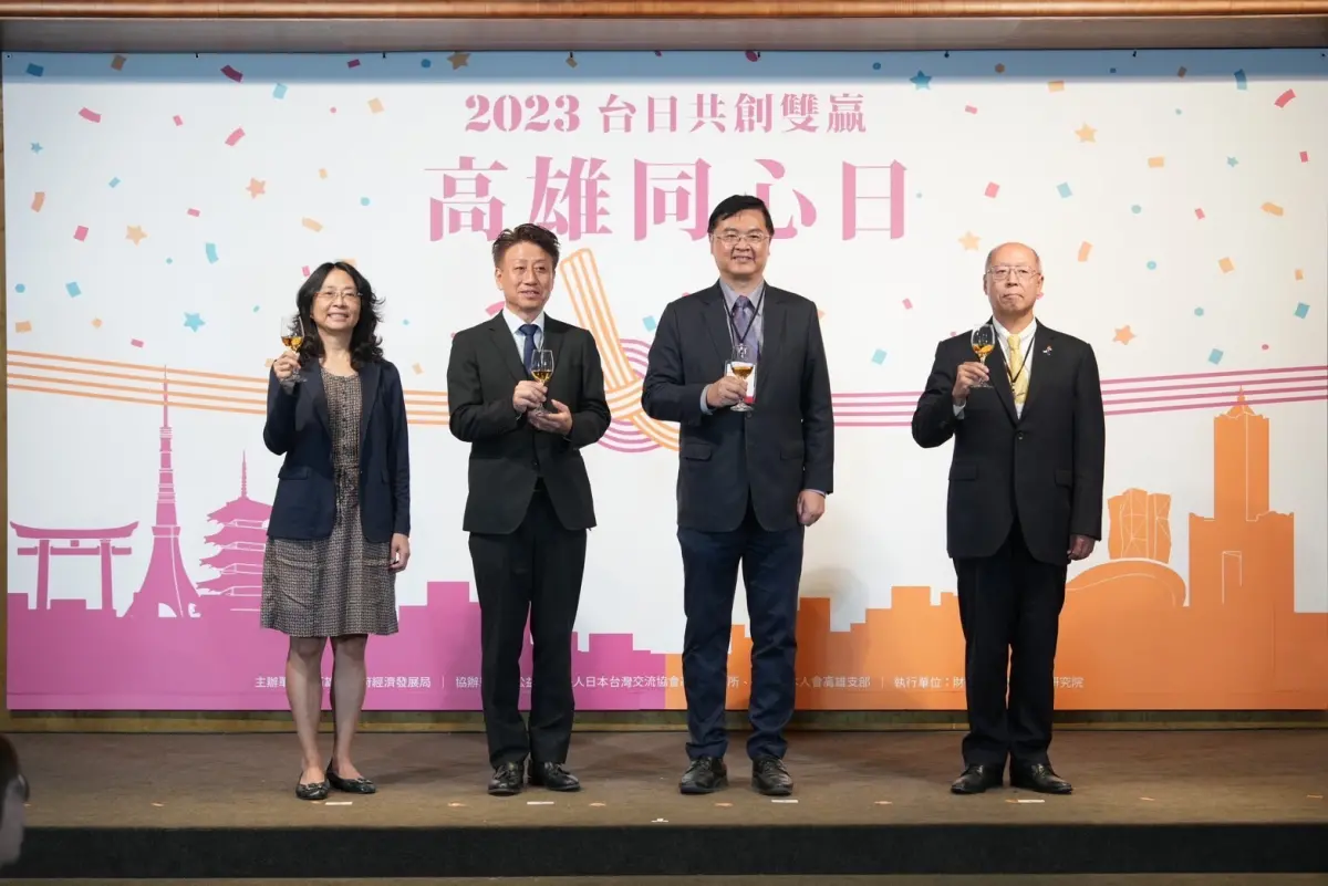 ▲高雄市副市長羅達生與日商企業一同舉杯慶祝2023年高雄同心日-台日共創雙贏晚宴活動。（圖／高雄市經發局提供）