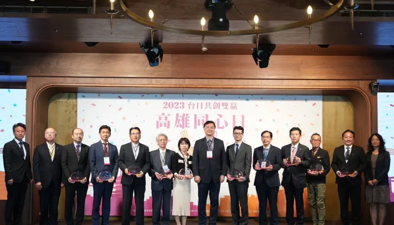 ▲2023年獲獎10家日商企業共同合影,由左至右為日本人會高雄支部上野英雄支部長、日本台灣交流協會高雄事務所奥正史所長、台灣雙葉電子加藤雅弘董事長、英特科學股份有限公司遠井享二總經理、盛餘北村宗一董事長、台灣愛德克林慶森總經理、攻達科技貿易大槻純子總經理、高雄市羅達生副市長、台精化學工業板垣敦夫總經理、台灣特浦鶴信二總經理、台灣中外爐工業中村隆總經理、新月映像小谷創董事長、DON DON DONKI福田貴史台灣區社長、高市府經發局陳怡良主任秘書。(圖/高雄市經發局提供)