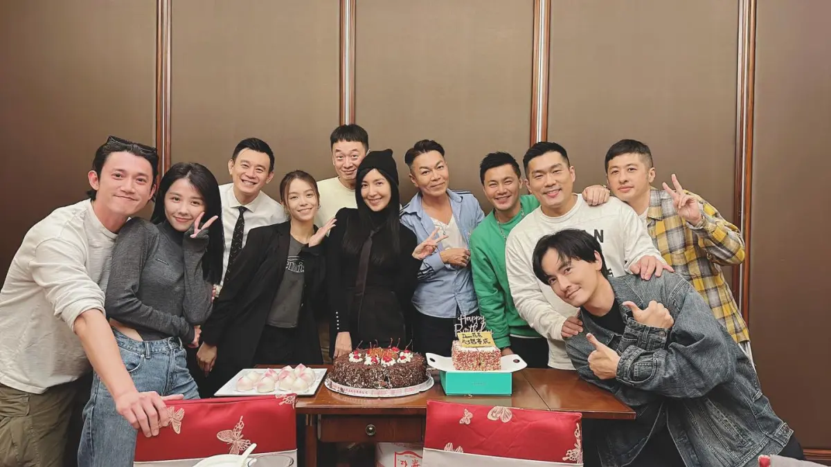 ▲楊謹華（中）慶生照曝光，聚集不少圈內大咖，其中一張邵雨薇（左二）環抱吳慷仁（左）成最大亮點。（圖／楊謹華臉書） 