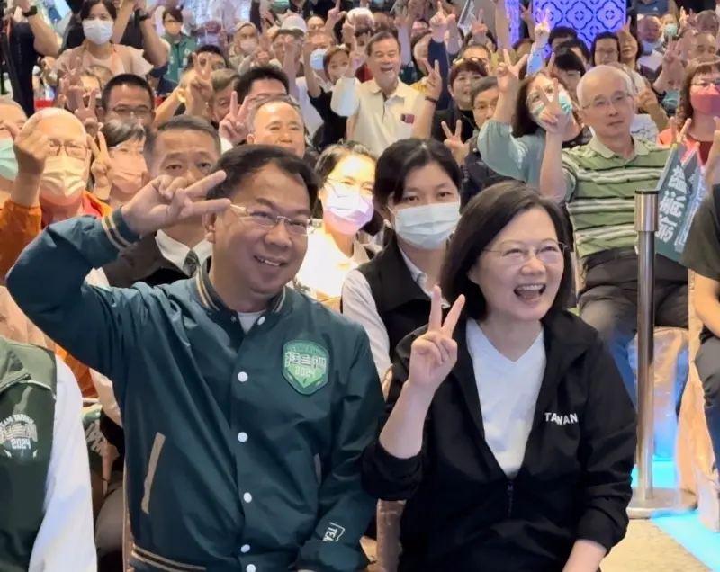 ▲蔡英文「畢業前回娘家」好開心,與眾支持者合影。(圖/台中市議員謝志忠提供,2023.12.15)