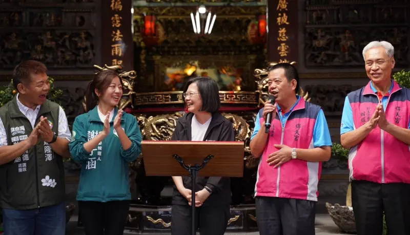 ▲蔡英文說若沒來謝票,代表學分沒修滿不能算畢業,眾人哈哈大笑。(圖/謝子涵競辦提供,2023.12.15)