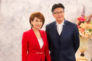 向娃客串演出《愛的榮耀》,遇到「前丈夫」吳皓昇相當開心。 ▲向娃客串《愛的榮耀》遇到「前夫」吳皓昇相當開心。(圖/民視)