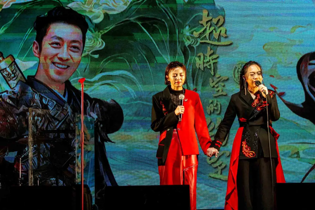 ▲「京成兄妹」演唱會上出狀況，張芸京（右）一分享王瞳（中）與艾成的「77傳奇」，現場危機狀況立刻解除。（圖／神國大樂提供）