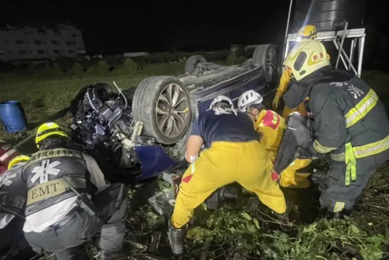 ▲高雄市燕巢區發生一起車禍事故，一名19歲的方姓男子開車載著王姓友人，不慎自撞護欄導致車輛「烏龜翻」在田地中，2人一度受困車內，警方獲報到場將人救出後，經酒測方姓男子有酒精反應，全案依公共危險罪嫌將方男移送偵辦。（圖／翻攝畫面）