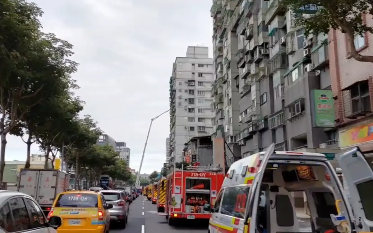 ▲今（15）日下午，新北市土城區中華路一段一處集合式住宅發生火警，警消獲報趕抵現場，發現9樓住戶起火燃燒。（圖／翻攝畫面）