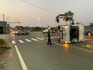 ▲翻車事故發生時間適逢上、下班時段，來往車流眾多，警方立即指派多名員警到場疏導車流維持交通，避免2次事故發生（圖／台南市警察局第三分局提供）