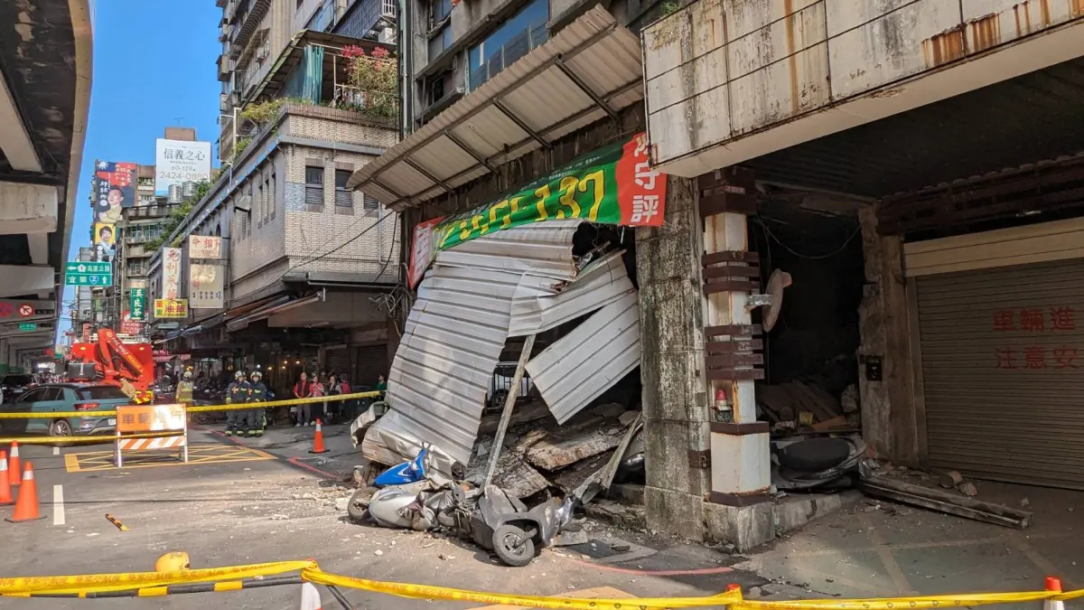 ▲基隆市仁愛區愛一路上4層樓空屋發生塌陷事故，現場拉起封鎖線警戒。（圖 ／基隆市政府提供）