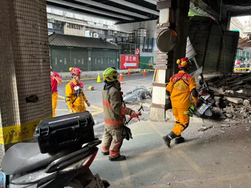 ▲基隆市仁愛區愛一路上4層樓空屋發生塌陷事故，消防人員獲報趕往現場搜查。（圖 ／基隆市政府提供）