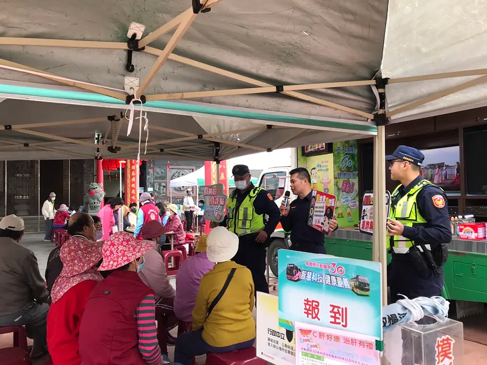 ▲布袋分局防詐宣導團在義竹鄉嘉義縣衛生局行動醫療服務列車前宣導反詐騙（圖／布袋分局提供）