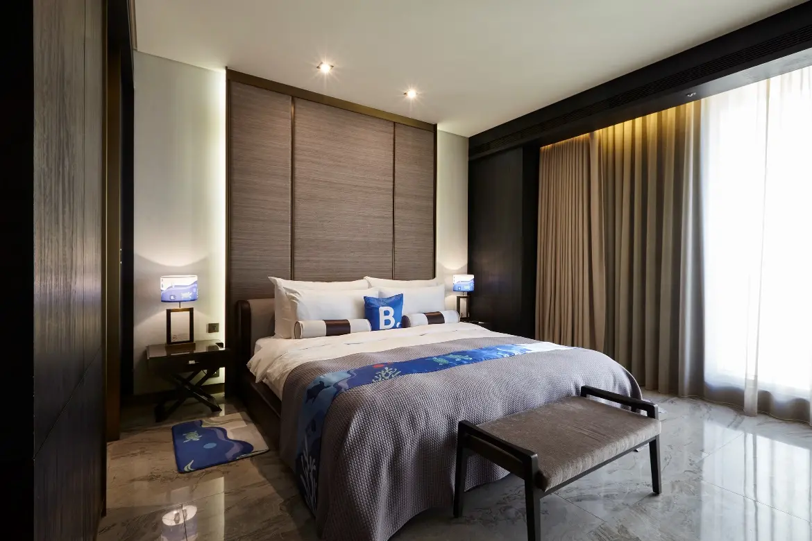 ▲Booking.com登台邁入第十年，宣布將推出Booking.com台灣「十」周年主題房，民眾有機會以「十」元的驚喜價格，入住MADISON TAIPEI 慕軒飯店超過萬元的行政套房，12月20日星期三早上10:00開搶，名額僅兩組。（圖／Booking.com提供）