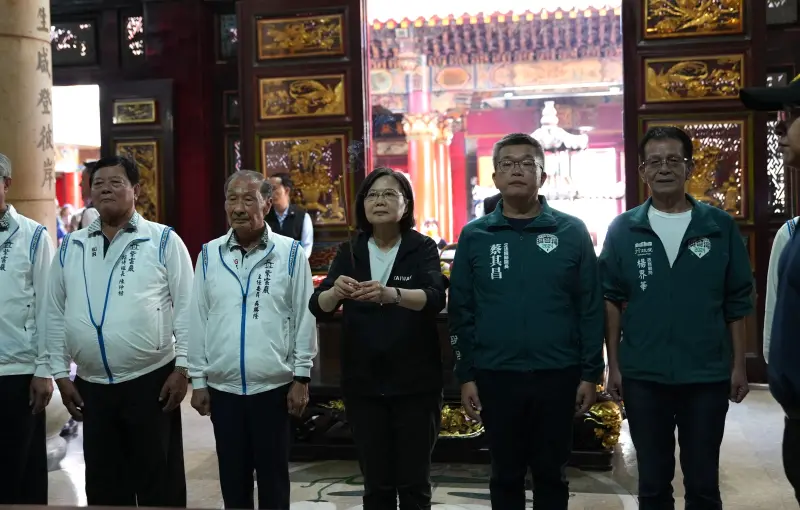 ▲總統蔡英文在立法院副院長蔡其昌陪同下，前往清水紫雲巖參拜贈匾。（圖／蔡其昌辦公室提供，2023.12.15）