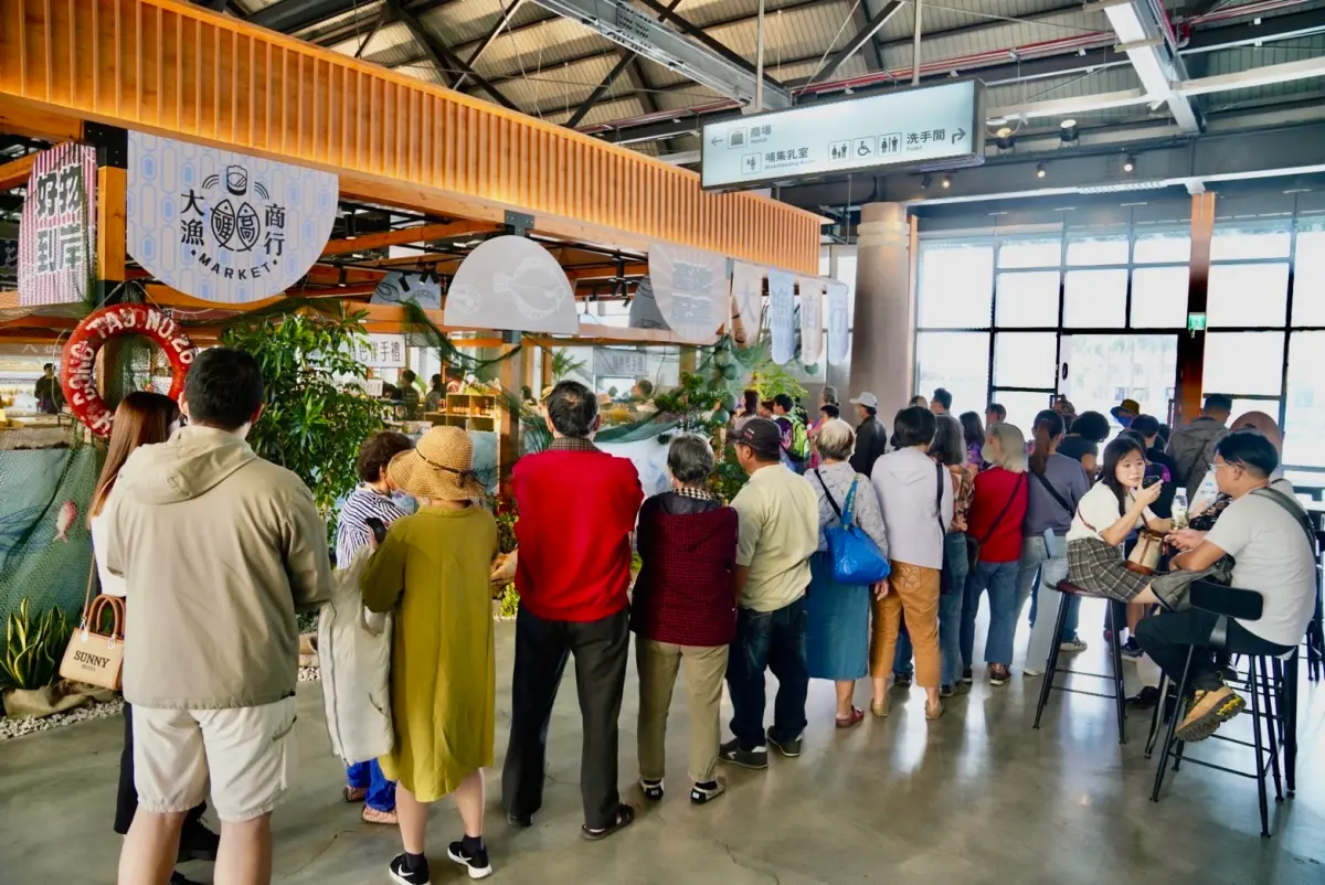 ▲鼓山魚市場內「1元限時購」活動排隊人潮。（圖／高市府海洋局提供）