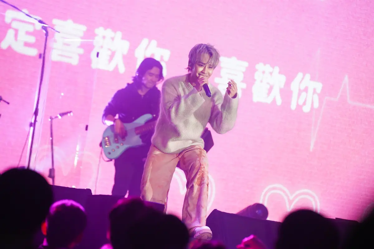 ▲鼓鼓呂思緯在開唱時，麥克風出狀況，只能靠台下粉絲救援。（圖／相信音樂提供）