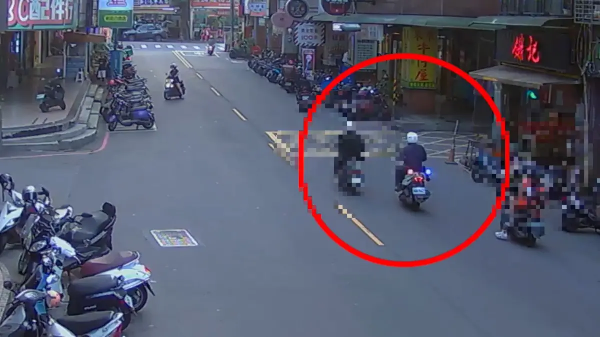 ▲本月15日下午，新北市新莊區龍安路附近，陳姓男子酒駕騎乘機車，員警見狀上前盤查，未料陳男竟直接落跑，沿路逆向、闖紅燈，警方展開圍捕逮人，詢後移送新北地檢署偵辦。（圖／翻攝畫面）