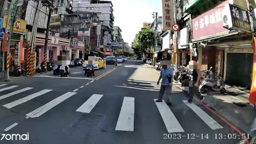 ▲一名網友開車行經新北市永和區文化路時，停車禮讓2名站在斑馬線上的行人，但由於行人號誌是紅燈，2名行人就站在斑馬線上一邊聊天一邊等待，原PO卻因怕遭人檢舉開罰，靜止超過1分鐘都不敢通過。（圖／翻攝自臉書社團「爆怨公社」）