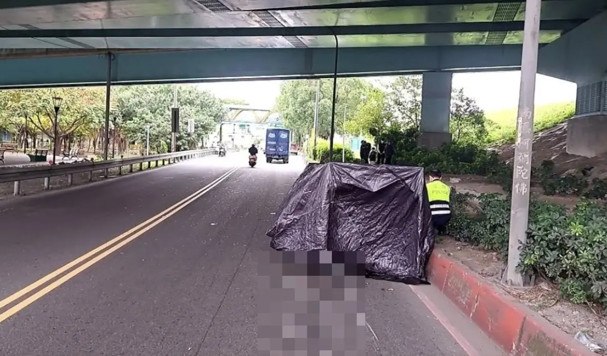 ▲16日上午11時許，新北市板橋區環河、板城路口，發生一起死亡車禍事故，一台水泥預拌車與機車碰撞，騎士遭輾身亡。（圖／翻攝畫面）