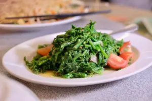 ▲擺夷豆酥蕨菜也是特別的菜色。（圖／記者葉盛耀攝）