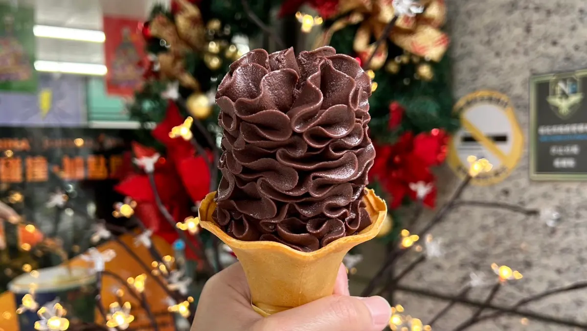 ▲7-11霜淇淋推出全新造型，不規則的紋路像是繡球花，讓一票網友驚呼「也太美了吧」。（圖／記者鍾怡婷攝）