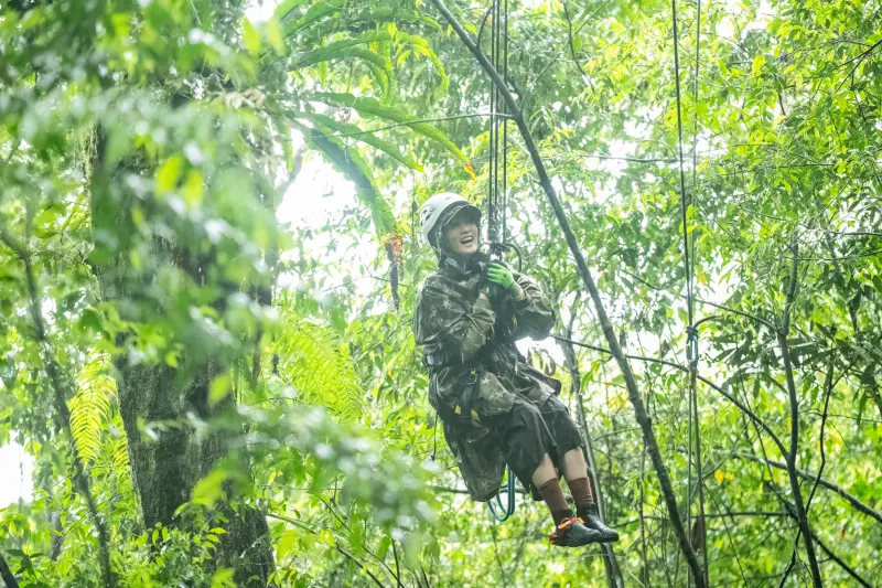 ▲王淨參加陳柏霖的實境節目《極島森林2》在森林中露營，有懼高症的她還挑戰爬10公尺大樹，因山上氣溫低加上下雨，雙手幾乎凍僵，差點失溫。王淨還被來賓故事感動到哭了。（圖／灰魚影像提供）