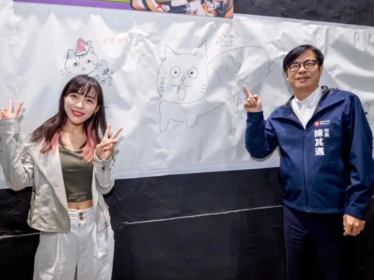 ▲黃捷與陳其邁在駁二動漫祭的塗鴉牆一起畫貓咪。（圖／黃捷競總提供）