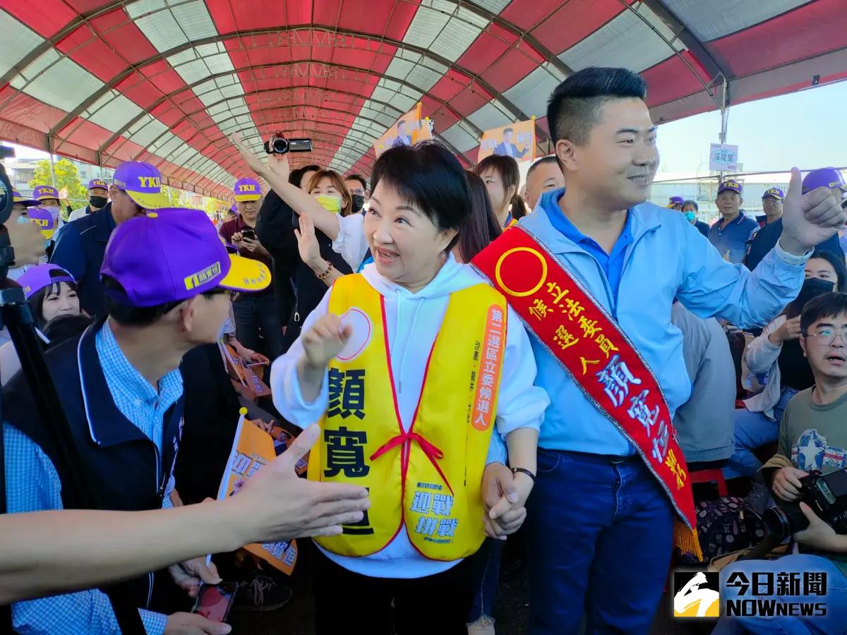 ▲顏寬恒成立烏日後援會，市長盧秀燕攜手顏寬恒大進場(圖／柳榮俊攝2023.12.16)