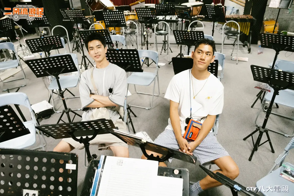 ▲曾敬驊（左）、朱軒洋（右）共同主持節目，被封為「省話一哥」的朱軒洋承認，他是因為工作才必須講話，結果被醫師好友爆料童年，小時候就這樣。（圖／八大綜合台提供）