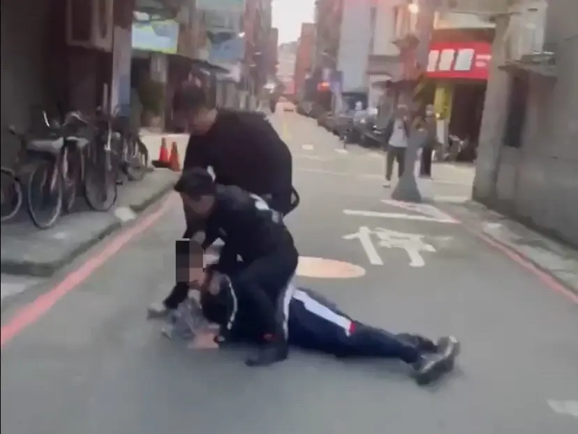 ▲施男遭埋伏警員逮捕。（圖／翻攝畫面）